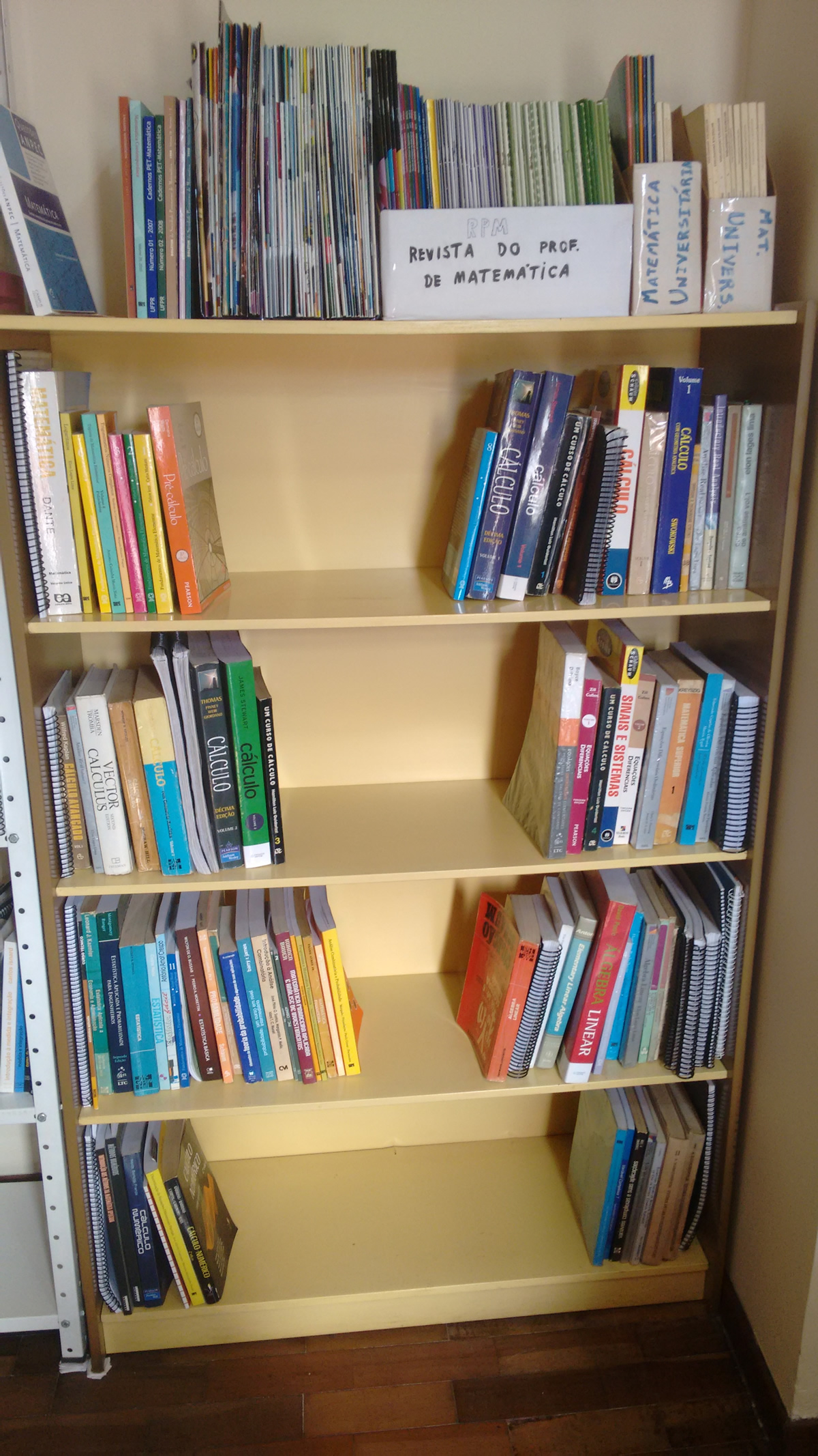 Biblioteca, estante 1